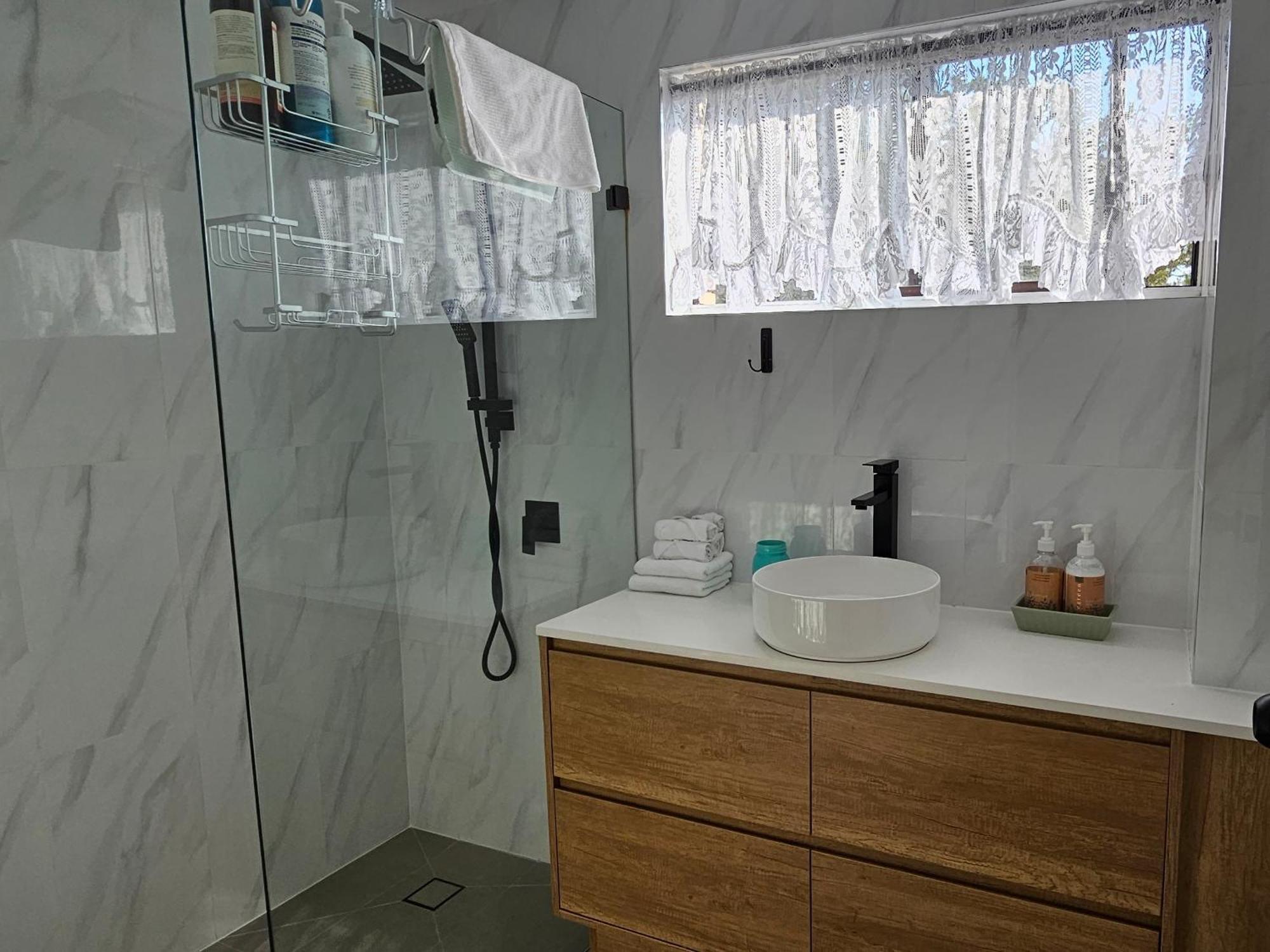 Big Modern & Locale Renovated 2-bedroom Apartment