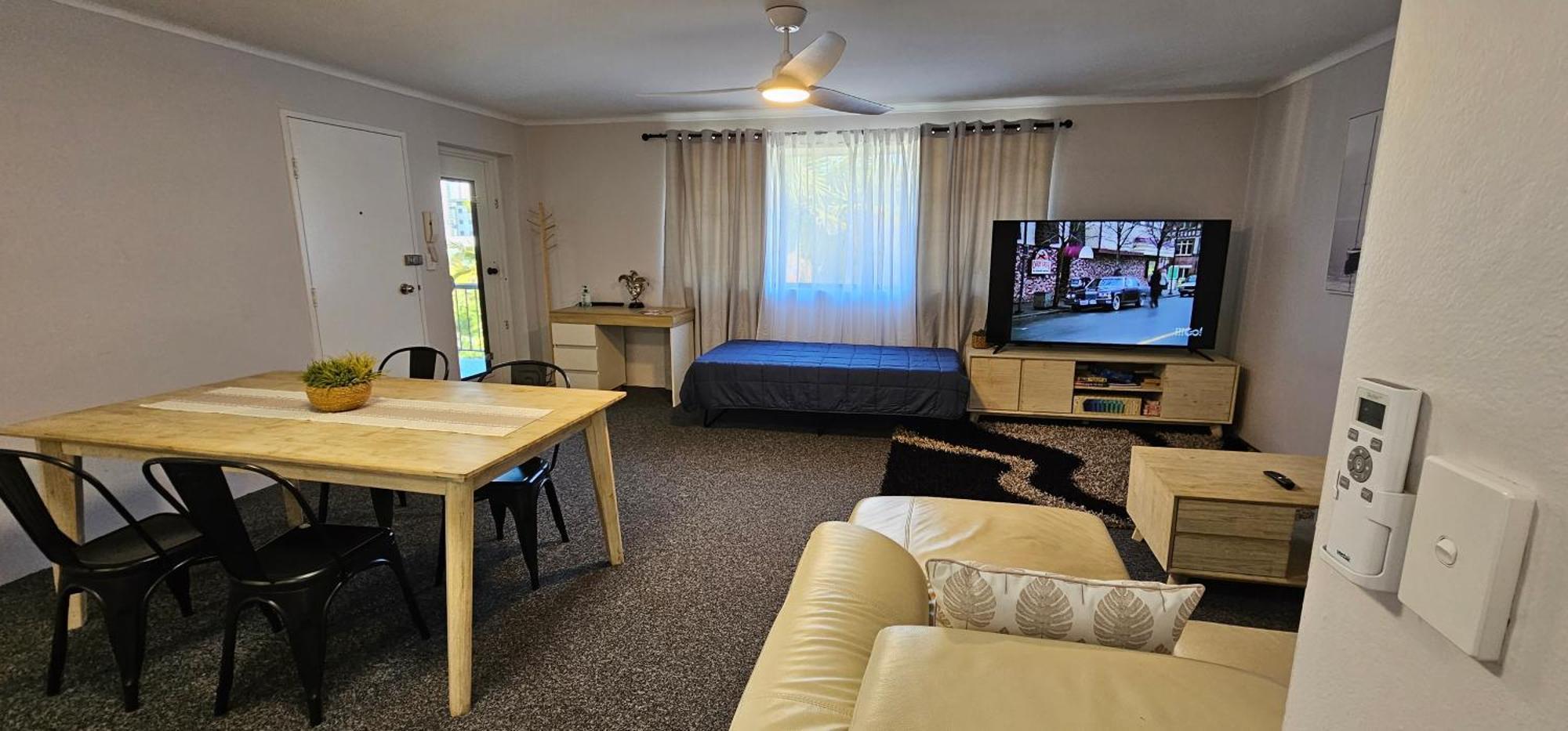 Big Modern & Locale Renovated 2-bedroom * Gold Coast