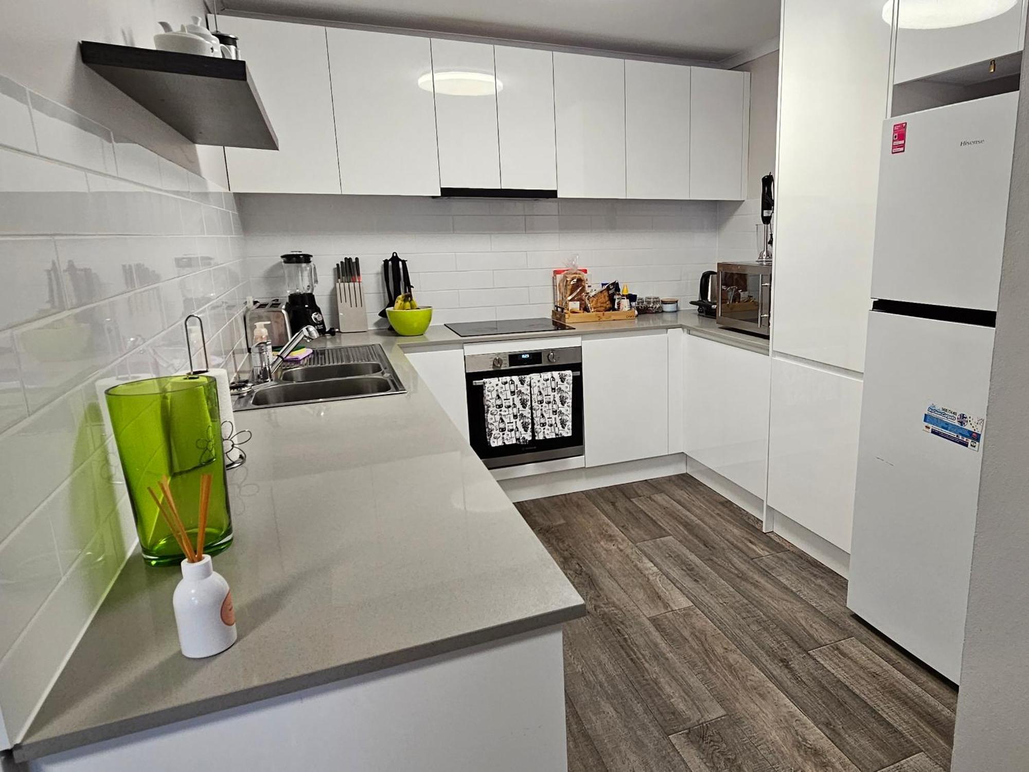 Big Modern & Locale Renovated 2-bedroom *