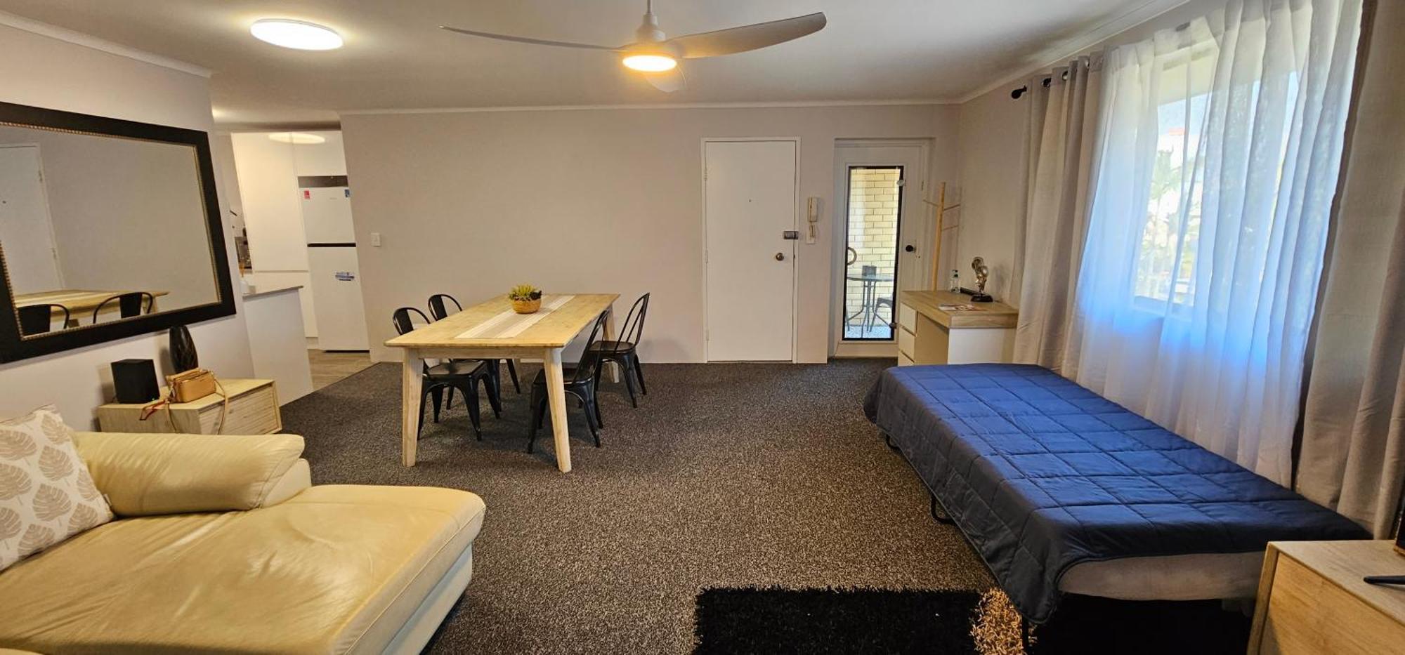 Big Modern & Locale Renovated 2-bedroom * Gold Coast