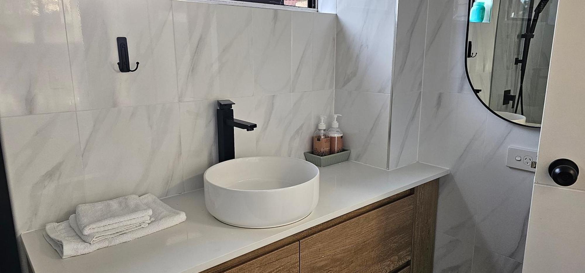 Big Modern & Locale Renovated 2-bedroom Apartment