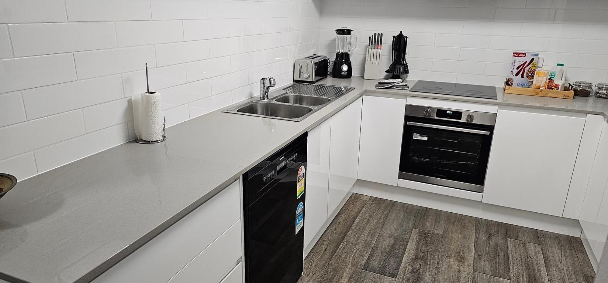 Big Modern & Locale Renovated 2-bedroom Apartment Gold Coast